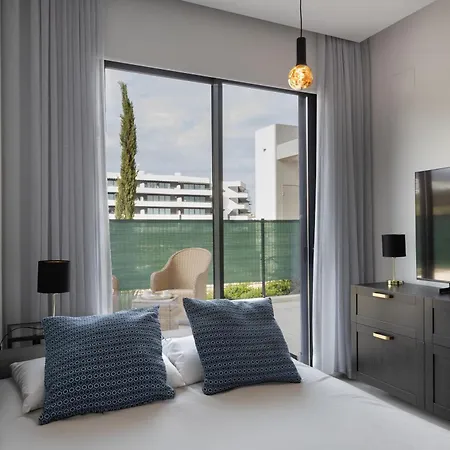Exclusive Garden In Higueron Apartamento
